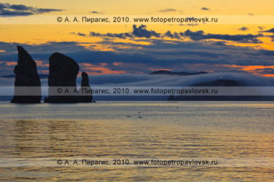 Фотография (панорама): "Скалы Три Брата" в Авачинской губе (бухте) на закате солнца