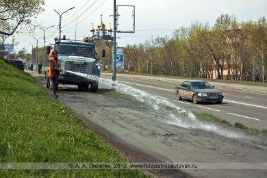 Фотография уборки тротуаров от песка и грязи в городе Петропавловске-Камчатском