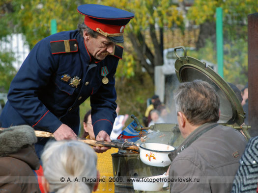 Казачья сельскохозяйственная ярмарка: камчатские казаки варят уху