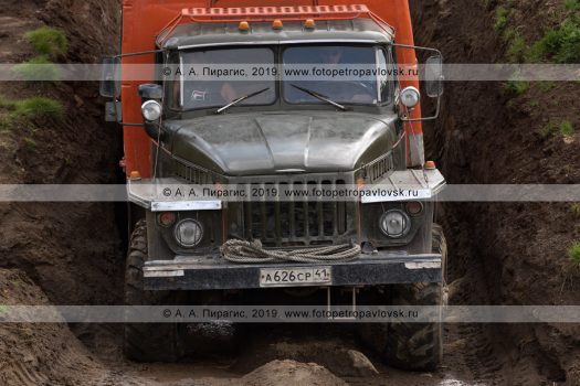 Фотографии автомобиля повышенной проходимости Урал-вахтовка, едущего по горной дороге на полуострове Камчатка