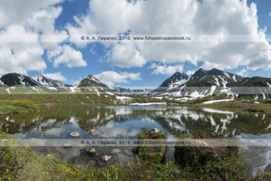 Фотография: летний камчатский горный пейзаж — панорамный вид на горный массив Вачкажец и озеро Тахколоч. Полуостров Камчатка