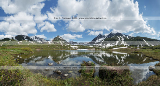 Фотография: летний камчатский горный пейзаж — панорамный вид на горный массив Вачкажец и озеро Тахколоч. Полуостров Камчатка