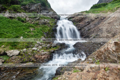 Фотография: летний камчатский пейзаж — вид на красивый водопад на реке Тахколоч. Камчатка, горный массив Вачкажец