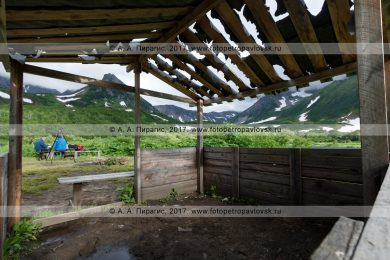 Фотография: интерьер деревянного навеса (беседка) для отдыха туристов и путешественников возле живописного озера Тахколоч в горном массиве Вачкажец на полуострове Камчатка