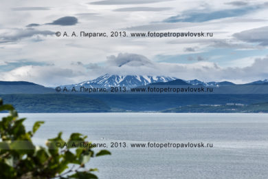 Фотография: вид на Авачинскую губу (бухту) и Вилючинский вулкан из города Петропавловска-Камчатского