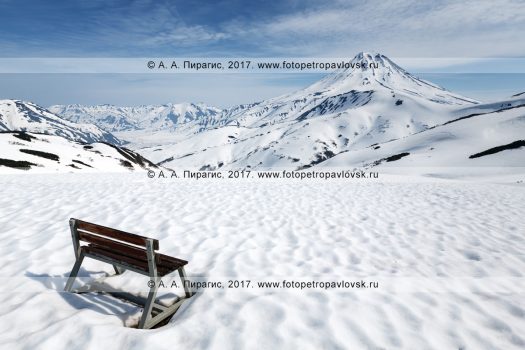Фотография: скамейка на Вилючинском перевале для отдыха туристов и путешественников и наблюдением за Вилючинским вулканом (Vilyuchinsky Volcano) в Камчатском крае