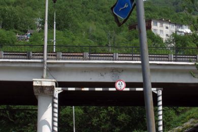 Фотографии дорожного знака на Красной сопке в городе Петропавловске-Камчатском