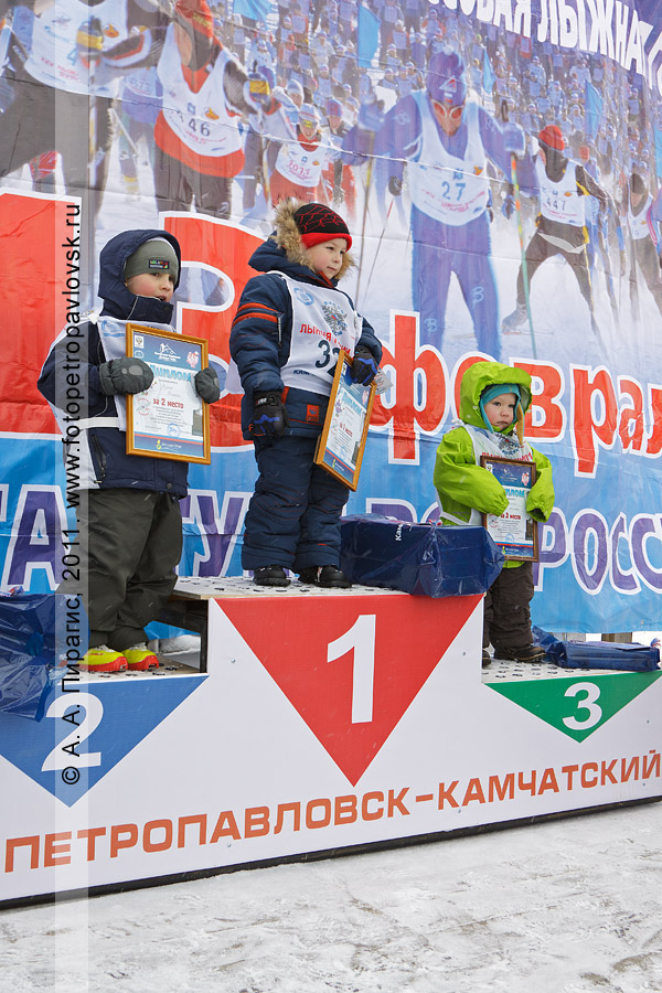 Фотография: "Лыжня России — 2011". На пьедестале: Короленко Даниил (1-е место), Козак Роман (2-е место), Козлихин Антон (3-е место) — победители и призеры в соревнованиях по лыжным гонкам среди мальчиков дошкольного возраста (до 6 лет) на дистанции 2014 метров