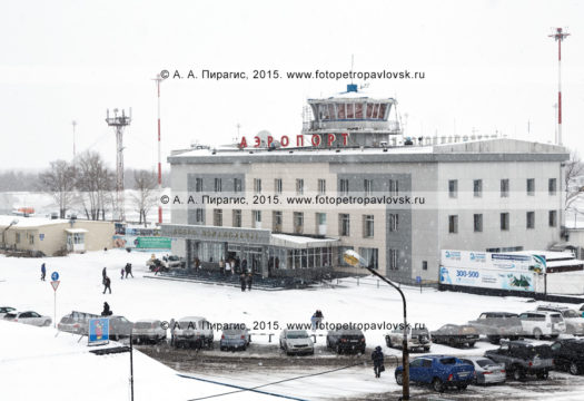 Фотография: зимний вид на аэровокзал аэропорта Петропавловск-Камчатский (аэропорт Елизово) и привокзальную площадь во время снегопада. Камчатский край