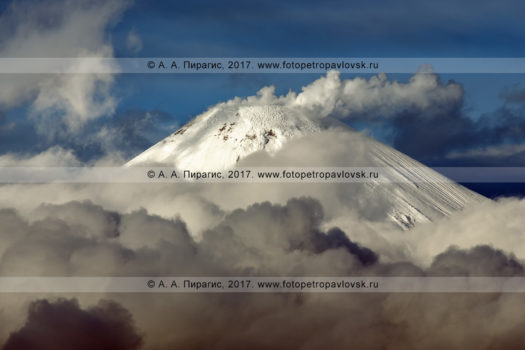 Фотография: вулканический пейзаж полуострова Камчатка — вершинный Молодой конус действующего Авачинского вулкана (Avachinsky Volcano), интенсивная фумарольная активность огнедышащей горы