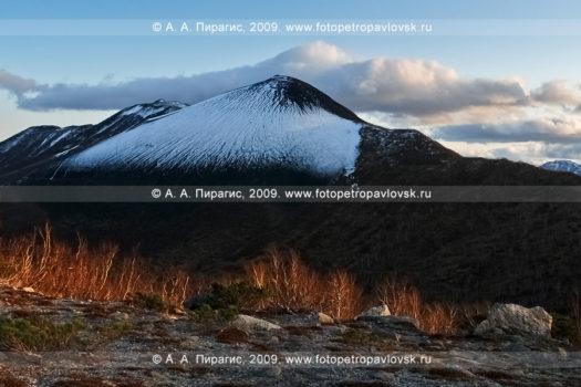 Фотография сопки Бархатной в долине реки Паратунка на Камчатке