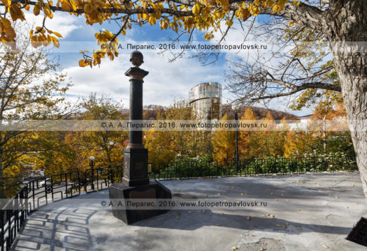 Фотография: памятник Берингу Витусу Йонассену — мореплавателю, офицеру русского флота, капитан-командору, основателю города Петропавловска-Камчатского