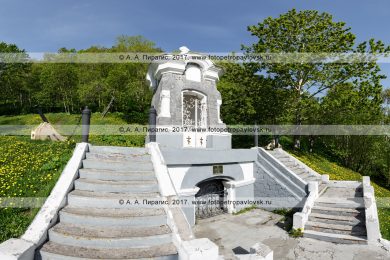 Фотография: памятник "Часовня", установленный у братской могилы погибших защитников Петропавловского порта во время героического отражения нападения англо-французской эскадры в августе 1854 года