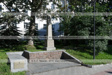 Фотография: памятник на могиле английского мореплавателя Чарльза Кларка (Чарльза Клерка) (Charles Clerke). Петропавловск-Камчатский, Камчатский край