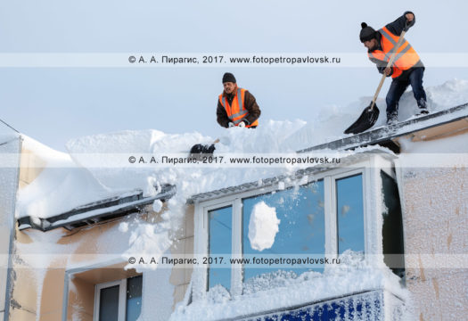 Фотография: зимняя очистка кровли жилого здания от снега и наледи