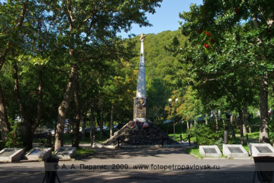 Фотография памятника освободителям Курильских островов в августе 1945 года