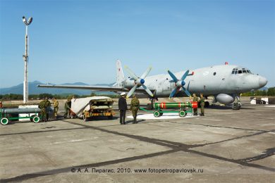 Фотография: противолодочный самолет Ил-38 и вооружение — ракета АПР-2 «Ястреб-М», радиогидроакустический буй РГБ-2, торпеда УМГТ-1 «Орлан»