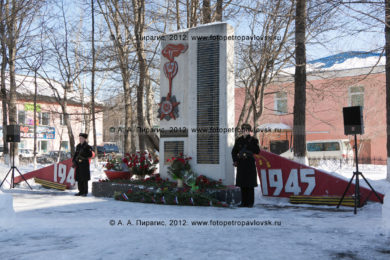 Фоторепортаж: торжественная церемония возложения цветов и гирлянд к обелиску землякам-елизовчанам, погибшим в годы Великой Отечественной войны