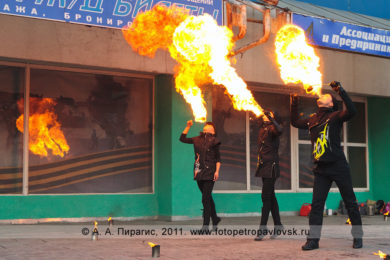 Фотографии огненного шоу в городе Петропавловске-Камчатском