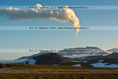 Фотография (панорама): действующий вулкан Горелый на юге полуострова Камчатка. Парогазовый выброс одного из кратеров вулкана Горелого