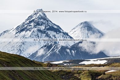 Фотография: вулкан Камень (Kamen Volcano), вулкан Ключевской (Klyuchevskoy Volcano) и вулкан Безымянный (Bezymianny Volcano). Камчатка, Ключевская группа вулканов