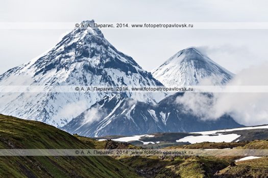 Фотография: вулкан Камень (Kamen Volcano), вулкан Ключевской (Klyuchevskoy Volcano) и вулкан Безымянный (Bezymianny Volcano). Камчатка, Ключевская группа вулканов