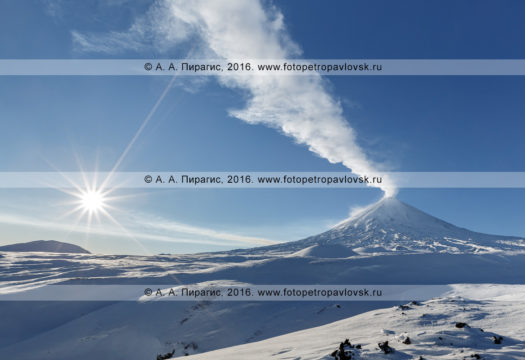 Фотография: зимний вид на действующий Ключевской вулкан (Klyuchevskoy Volcano). Полуостров Камчатка, Ключевская группа вулканов