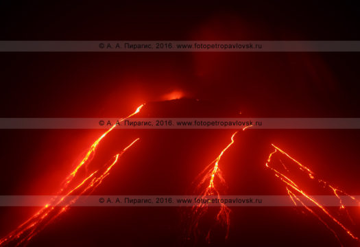 Фотография: Ключевской вулкан (Klyuchevskoy Volcano), ночной вид на извержение и текущие лавовые потоки по склону вулкана. Полуостров Камчатка
