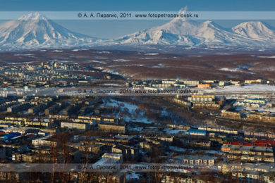 Фотография (панорама): город Петропавловск-Камчатский, вулканы Камчатки — Корякский, Авачинский, Козельский (Авачинско-Корякская группа вулканов)