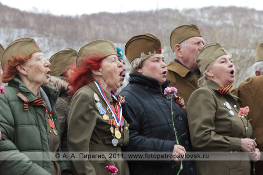 Фотографии выступления камчатского хора ветеранов войны и труда "Красная гвоздика". Праздничный концерт в День Победы — 9 Мая