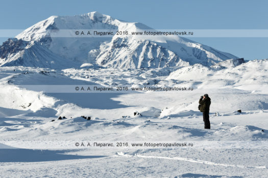 Фотография: вид на вулкан Крестовский (Krestovsky Volcano), камчатского туриста и путешественника, фотографирующего стратовулкан Крестовский. Камчатка, Ключевская группа вулканов