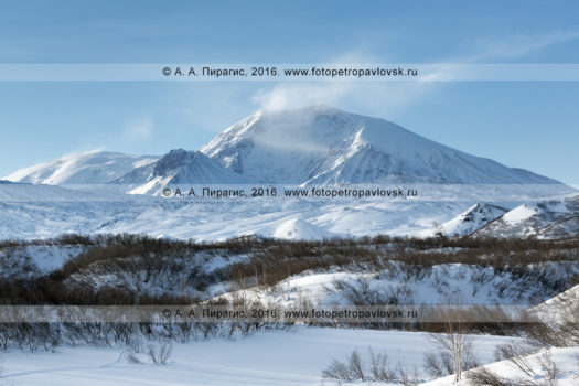 Фотография: вулкан Крестовский, вулкан Средний и вулкан Ушковский на полуострове Камчатка