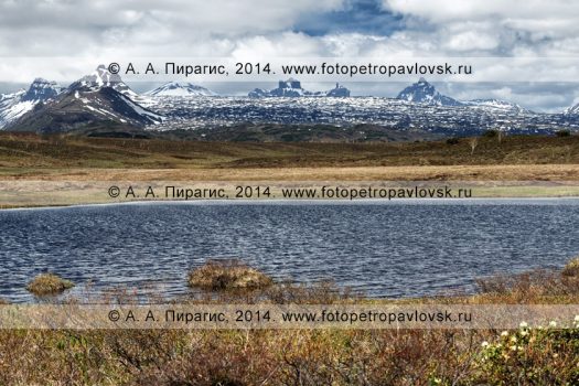 Фотография (панорама): весенний вид на высокогорное озеро и горные вершины Срединного хребта на полуострове Камчатка