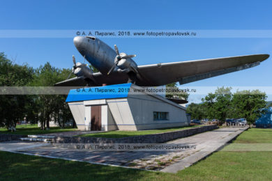 Фотография памятника самолету Ли-2 в камчатском аэропорту.
