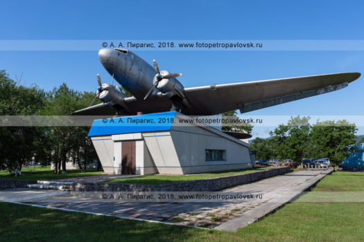 Фотография памятника самолету Ли-2 в камчатском аэропорту.