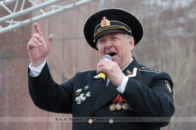 Фотографии выступления Бориса Маковецкого — солиста концертного ансамбля Камчатской военной флотилии Тихоокеанского флота на праздничном концерте 9 Мая