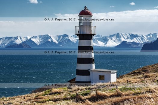 Фотография: Петропавловский маяк на берегу Авачинского залива в Тихом океане. Полуостров Камчатка
