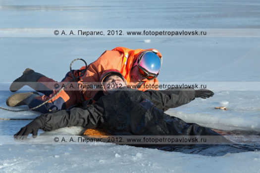 Фоторепортаж: учения по отработке действий оперативных служб при оказании помощи пострадавшему на несанкционированном ледовом переходе