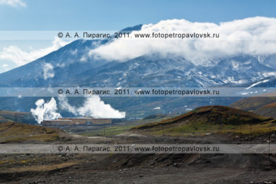 Фотография: Мутновская геотермальная электростанция (Мутновская ГеоЭС) на фоне Мутновского вулкана. Полуостров Камчатка