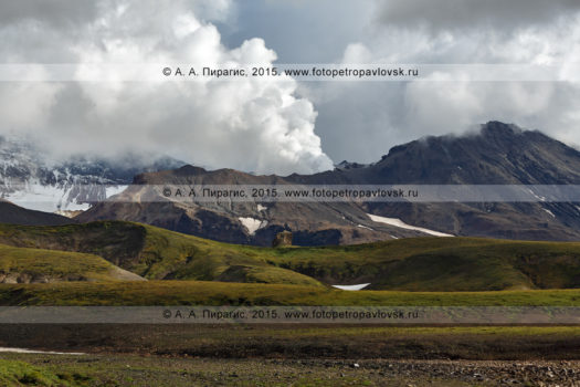 Мутновский вулкан (Mutnovsky Volcano) на полуострове Камчатка