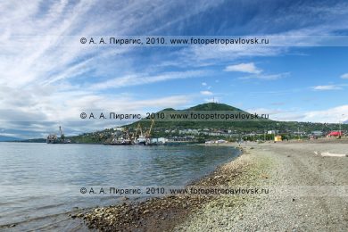 Панорамная фотография Петропавловска-Камчатского: городской пляж на Озерновской косе, берег Авачинской губы (бухты); на дальнем плане — Мишенная сопка