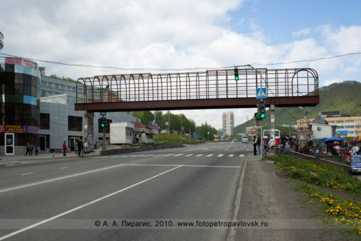 Фотографии надземного пешеходного переходе на Комсомольской площади в городе Петропавловске-Камчатском