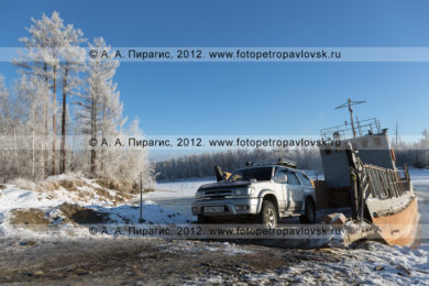 Фотографии паромной переправы через реку Камчатку