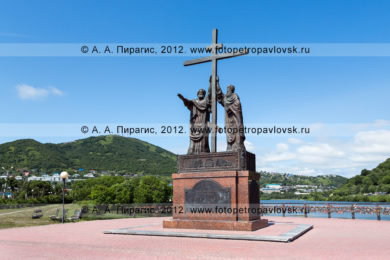 Фотография: памятник святым апостолам Петру и Павлу в городе Петропавловске-Камчатском