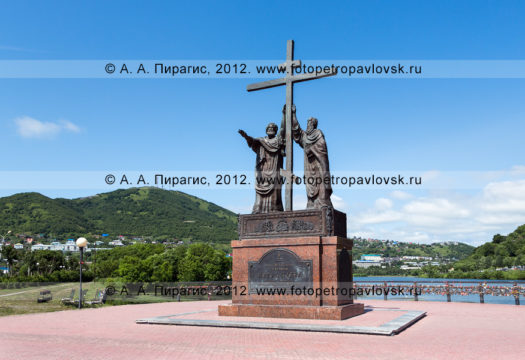 Фотография: памятник святым апостолам Петру и Павлу в городе Петропавловске-Камчатском