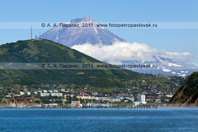 Фотография: город Петропавловск-Камчатский, Авачинская губа (Авачинская бухта), Мишенная сопка, Корякский вулкан