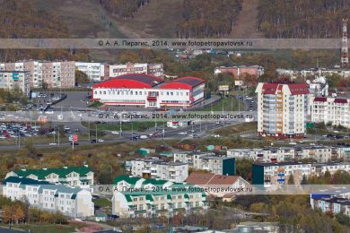 Город Петропавловск-Камчатский: физкультурно-оздоровительный комплекс «Звездный», одиннадцатиэтажный жилой дом, таунхаусы и пятиэтажки на улице Звездной.