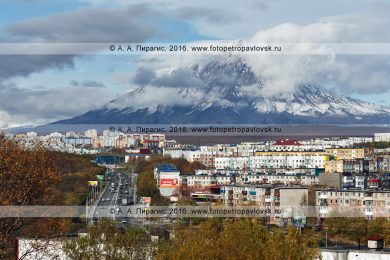 Фотография: город Петропавловск-Камчатский на фоне Корякского вулкана — действующего вулкана полуострова Камчатка