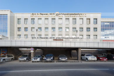 Фотография: фасад здания администрации Петропавловск-Камчатского городского округа и Городской думы Петропавловск-Камчатского городского округа в городе Петропавловске-Камчатском. Камчатский край