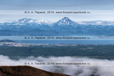 Панорамная фотография: вид со склона Авачинского вулкана на город Петропавловск-Камчатский, Авачинскую губу (Авачинскую бухту), Мутновский вулкан и Вилючинский вулкан. Полуостров Камчатка